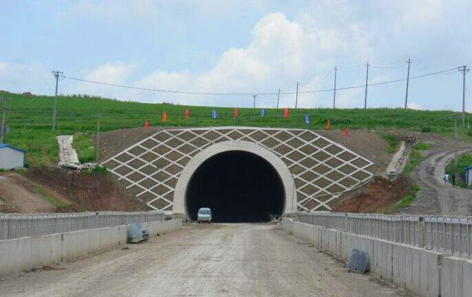 山體隧道護(hù)坡模具的實際應(yīng)用